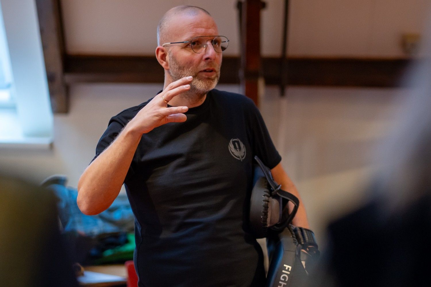 Trainer van De School voor Transitie begeleidt een boksworkshop waarin leiders leren over persoonlijke veerkracht en leiderschap in transitie