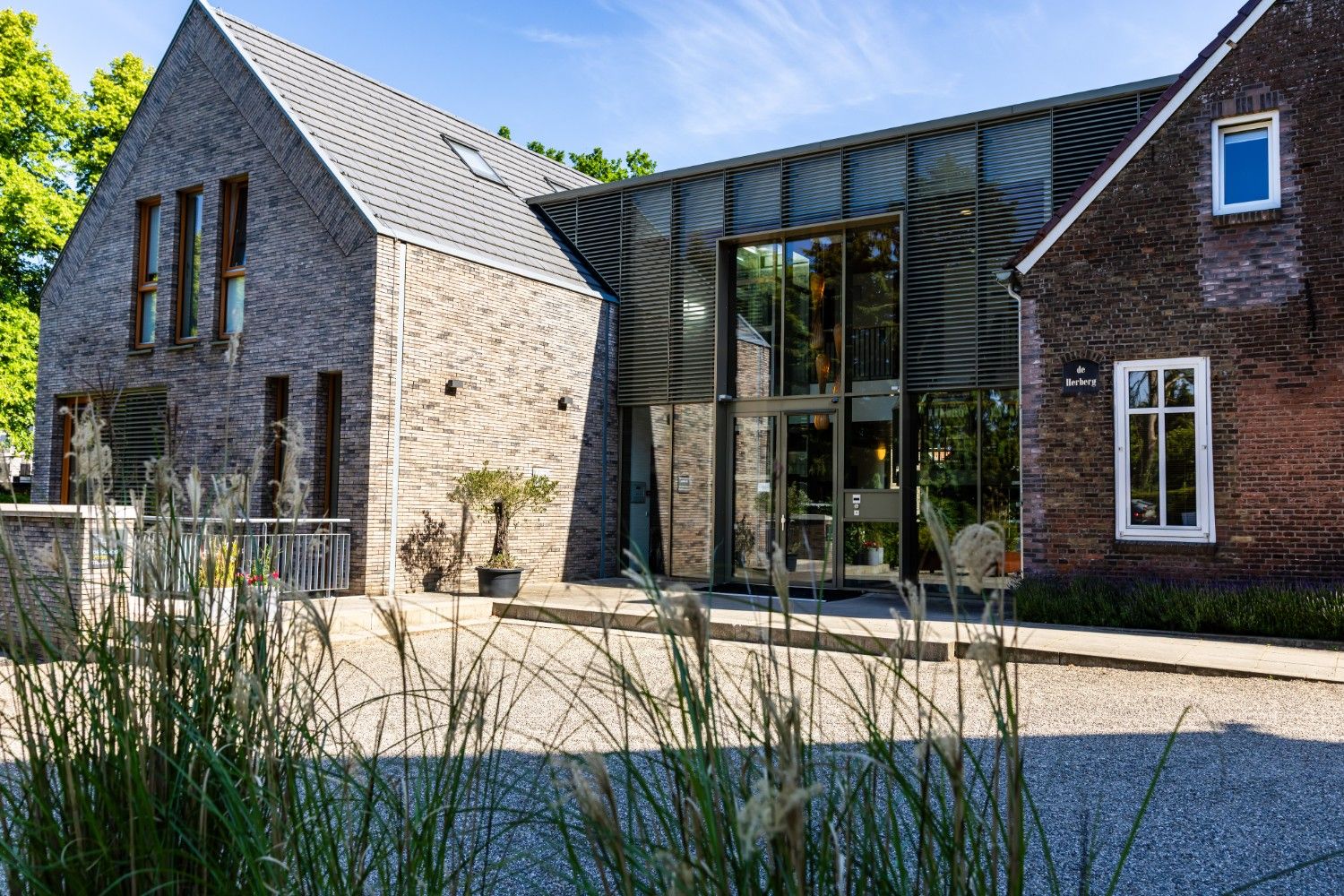 Entree van het Dominicanenklooster Huissen in de zon, klaar voor het begin van het leerzame trainingsweekend van De School voor Transitie.