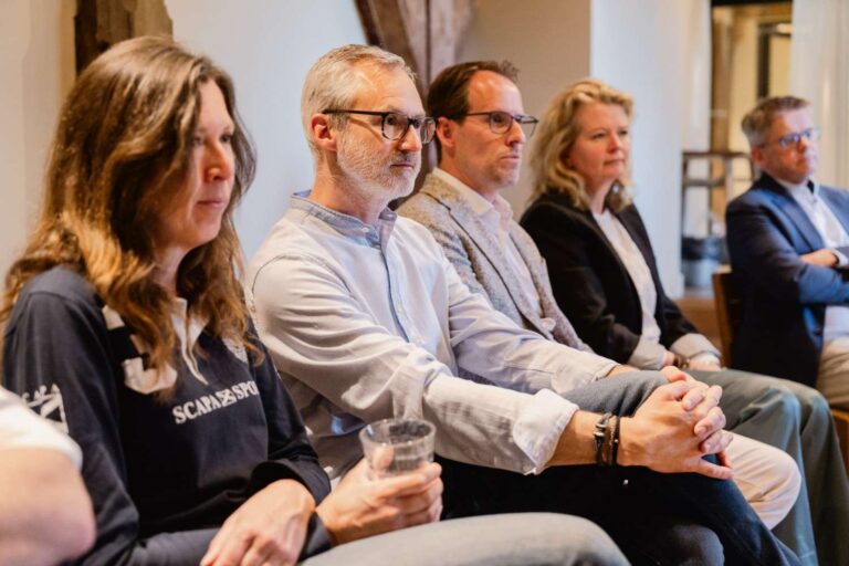 Leiders en deelnemers tijdens een trainingssessie van De School voor Transitie, gericht op leiderschapsontwikkeling en teamtransitie.