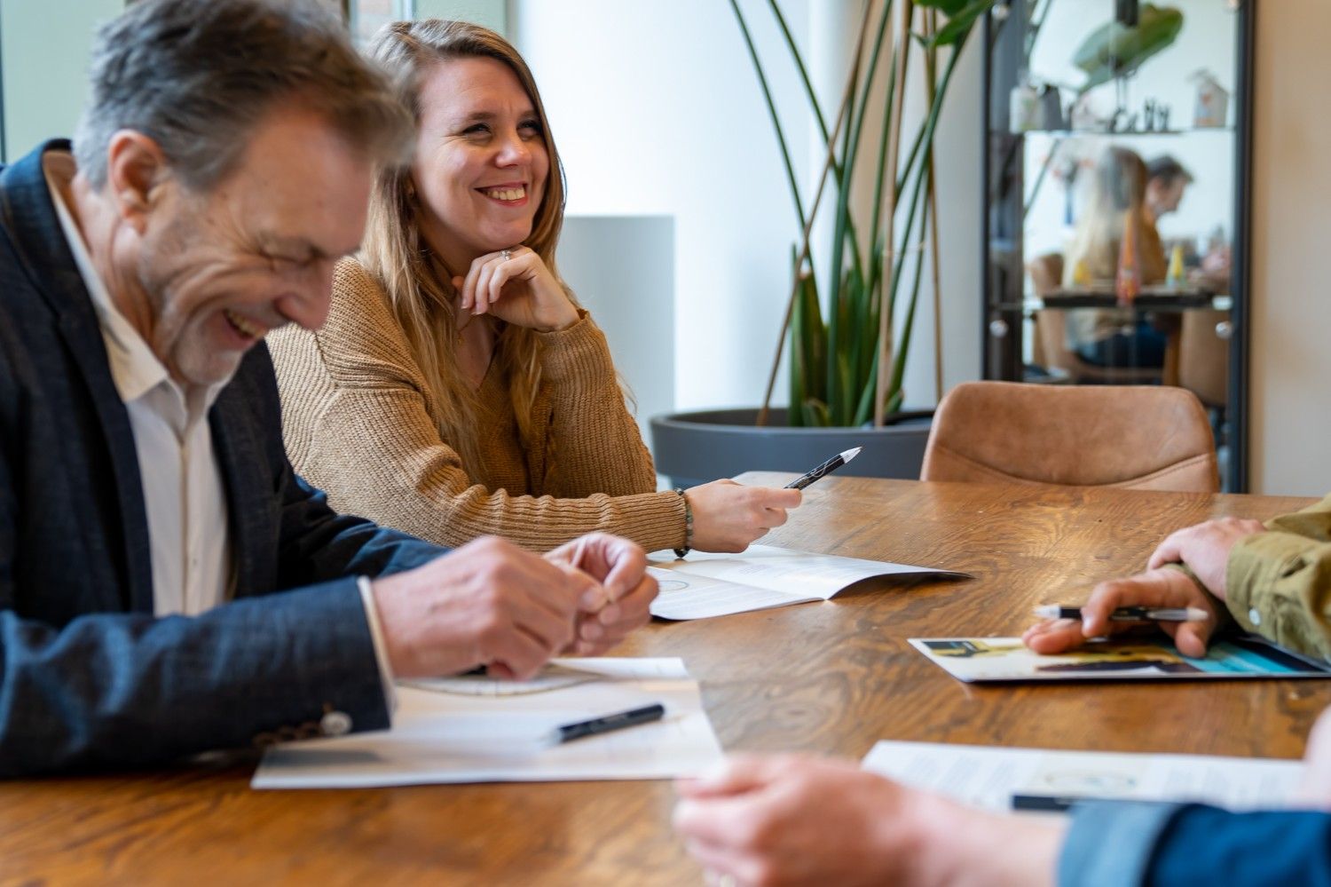Deelnemers lachen tijdens een interactieve sessie van De School voor Transitie over leiderschap, samenwerking en persoonlijke ontwikkeling.