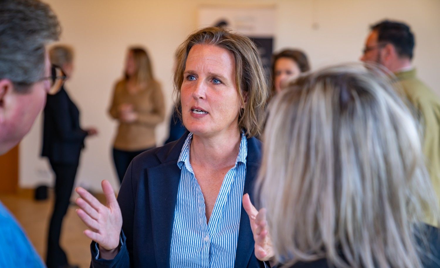 Nicky de Waal in gesprek tijdens een sessie van De School voor Transitie over leiderschap, verbinding en verandering in organisaties.