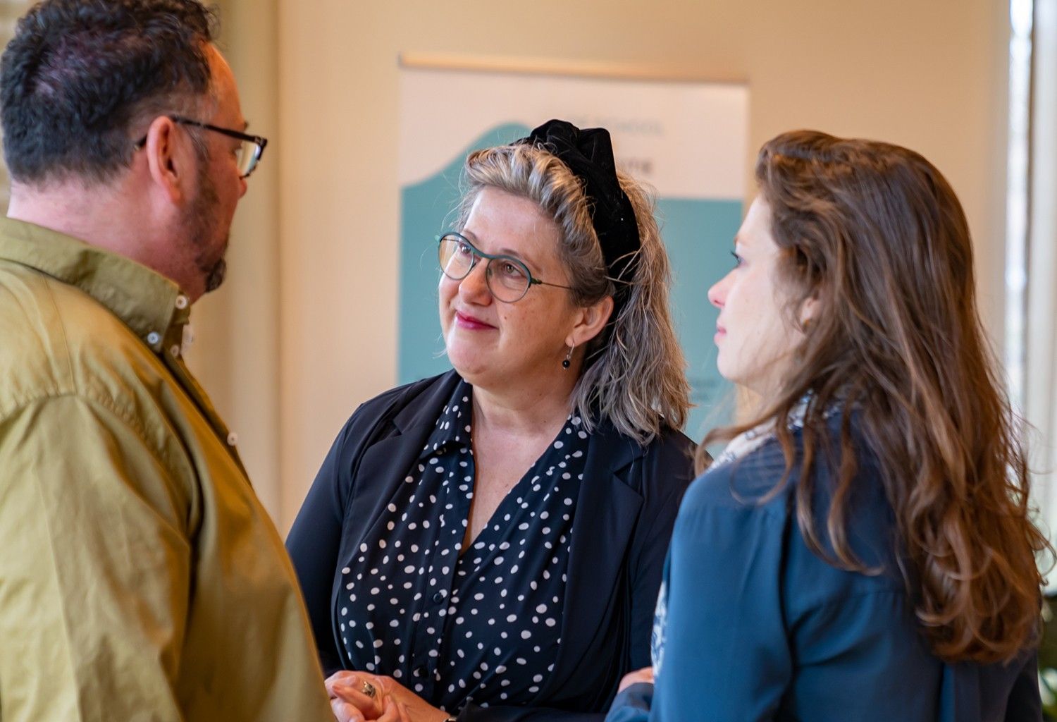 Trainer Frances Jonkers in gesprek met deelnemers tijdens een verbindende sessie van De School voor Transitie over leiderschap en verandering.