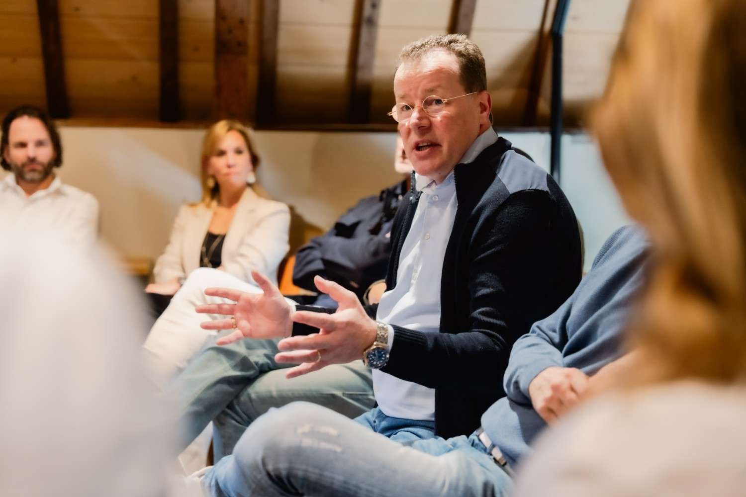 Trainer Jakob van Wielink legt uit hoe transition based en secure base leiderschap helpt bij verandering, vertrouwen en verbinding.