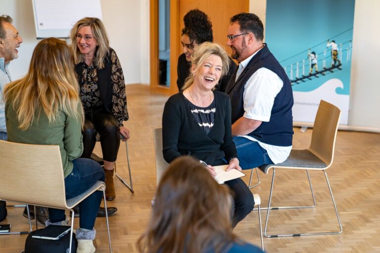 Gesprek deelnemers tijdens leiderschapstraining van De School voor Transitie over persoonlijke veerkracht en authentiek leiderschap.