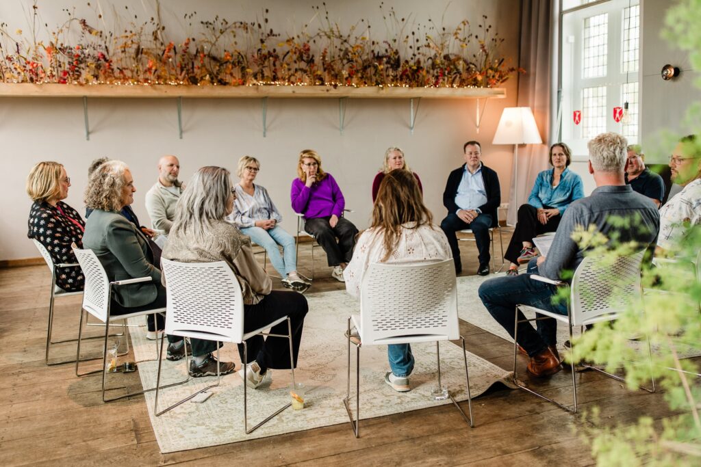 Groep in gesprek over groei en samenwerking.