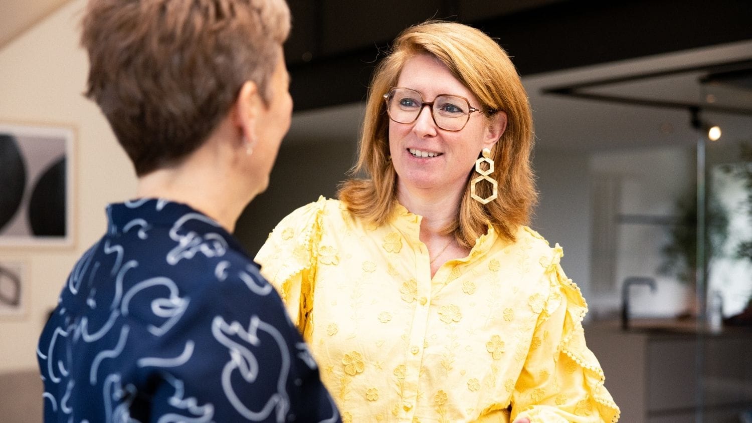 Lachende vrouwen op de werkvloer