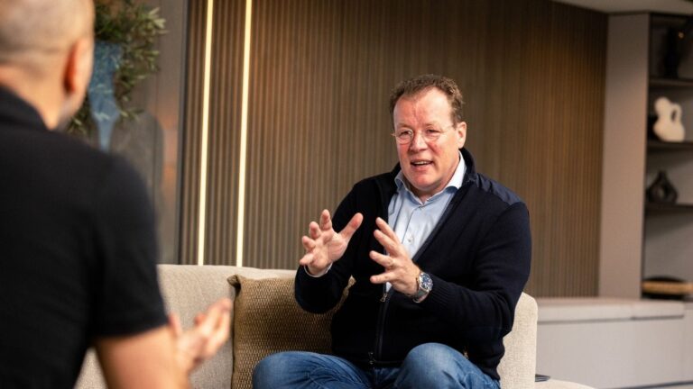 Man in gesprek op bank