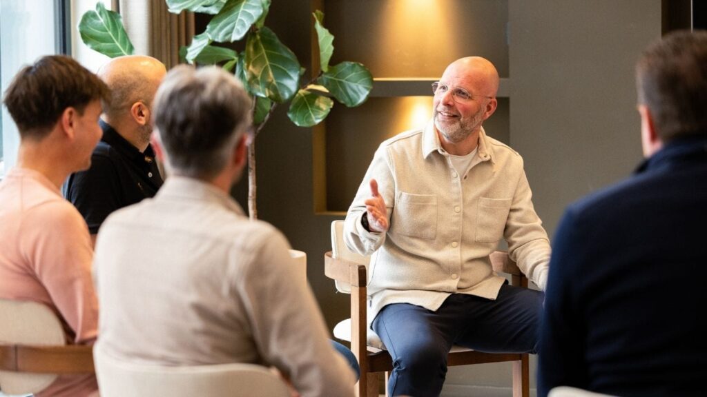 Man sprekend in vergadering