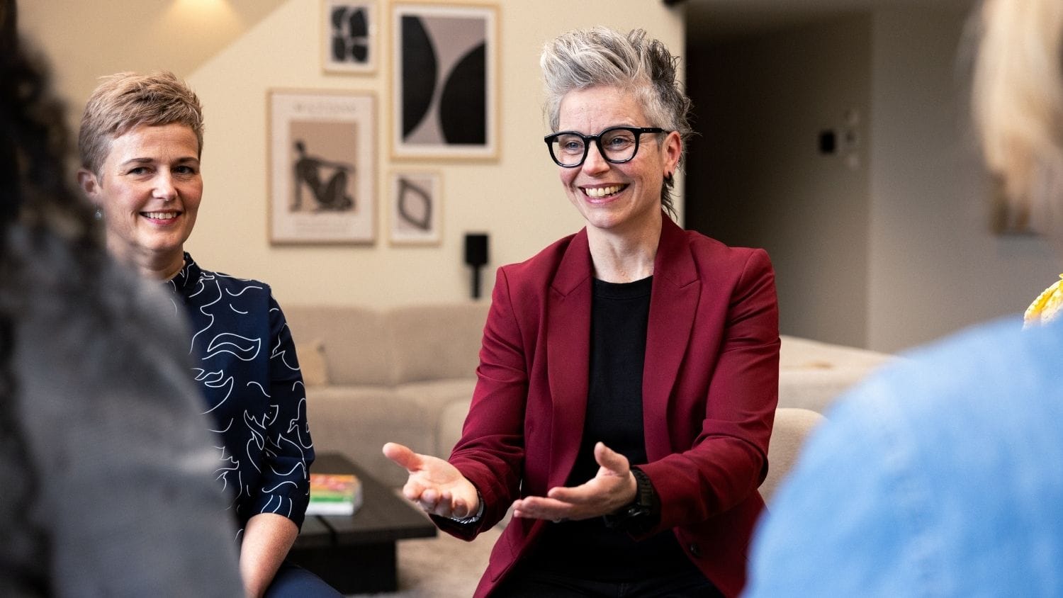 Steekt handen uit