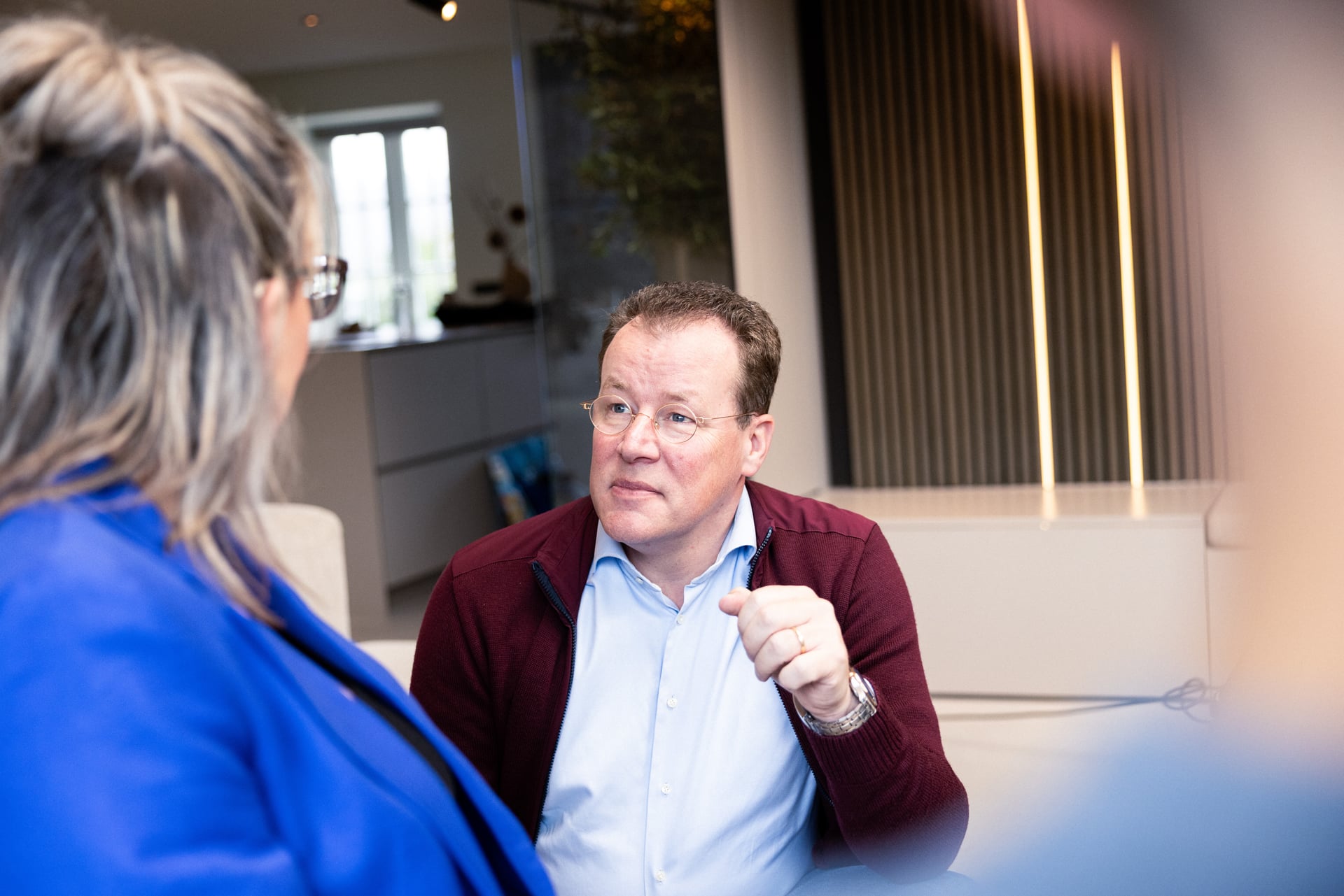 Man aan het praten in overleg